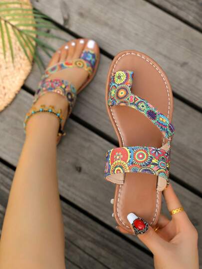 女士夏季复古波西米亚风趾环拖鞋，彩色图腾印花人字拖设计，舒适百搭，适合日常行走、购物、短途旅行、海滩度假，可搭配牛仔裤、连衣裙等休闲服饰。
