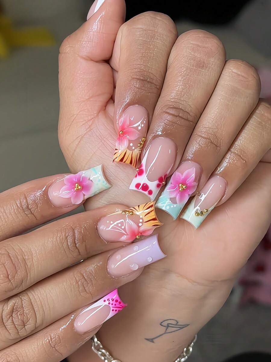 24 pièces de faux ongles longs et carrés dans un coffret cadeau. Fleurs roses nues peintes à la main avec un vent doux sur le côté français. Fleurs roses tridimensionnelles peintes à la main avec des perles en acier doré et des perles de bulles transparentes dégradées de lavande. Détachables pour les sorties quotidiennes, les rendez-vous, les vacances des filles. Comprend 1 pièce de gelée de protection. - Multicolore - Voir 1