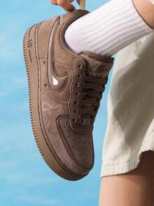 Nike Air Force 1 經典百搭 低筒 板鞋 女款 棕色 - 棕色 - 查看 1