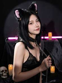 三件套猫女角色扮演套装，包括带铃铛的仿毛皮猫耳头箍、哥特式PU皮革项圈和牵引绳、黑色蕾丝V领吊带睡裙，性感角色扮演内衣套装，适合万圣节派对、约会之夜、闺房写真和日常睡衣穿着。 - 彩色 - 查看 2