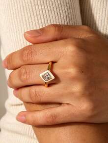 Charm-In Nhẫn nữ mạ vàng 18K hình vuông đính đá CZ, kiểu dáng cổ điển, đính đá solitaire hình vuông cắt kiểu công chúa, trang sức tối giản có thể đeo chồng lên nhau hàng ngày, quà tặng sinh nhật cho người yêu. - Vàng - Xem 2