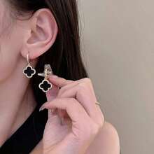 1 Bộ khuyên tai kẹp hình cỏ bốn lá tinh tế bằng bạc thật, cụm lá cong lấp lánh thu nhỏ, thanh lịch, tạo bóng mờ xung quanh, tươi mới, sắc nét, gọn gàng, dễ dàng cài vào, móc tai đối xứng, nhẹ nhàng, thoải mái, có thể xoay, không gây trầy xước, không trơn trượt, chất lượng được chứng nhận. - Xem 2