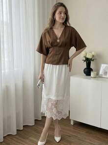Áo kiểu nữ thanh lịch tay cánh dơi cổ chữ V, chất liệu vải dệt, chiều dài tiêu chuẩn, vạt xòe. - Cà phê nâu - Xem 6