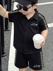 Kleinkind Jungen Frühling/Sommer Kurzarm Hemd und Shorts 2-teiliges Set, schwarz und gold Schleife, König Buchstaben Muster Hemd und passende bedruckte Shorts, vintage lässiger Streetwear Outfit für den täglichen Gebrauch, Schule, Outdoor - Schwarz - Übersicht 5