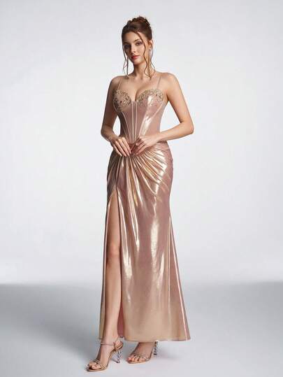 Đầm dạ hội dây mảnh xẻ cao, đính pha lê sang trọng của Anymoon dành cho nữ.