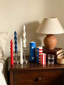 1 pieza Vela de cera de soja con diseño patriótico en rojo, blanco y azul. Estos artículos de decoración del hogar con estilo vintage y patriótico son excelentes para colocar en mesas de centro de la sala de estar, mesas de comedor (para crear ambiente), mesas de noche y escritorios. Son perfectos para decoraciones de fiestas del Día de la Independencia y el Día de los Caídos, creando un ambiente acogedor en el hogar, y también son excelentes regalos para días festivos. - Múltiples estilos - Ver 6
