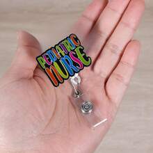 TONAVIETO 1个护士黑色背景胸牌卷轴，可伸缩胸牌夹，带旋转鳄鱼夹，适用于护士办公室、医务人员、学生等，可作为配件和礼品。 - 1PC - 查看 4