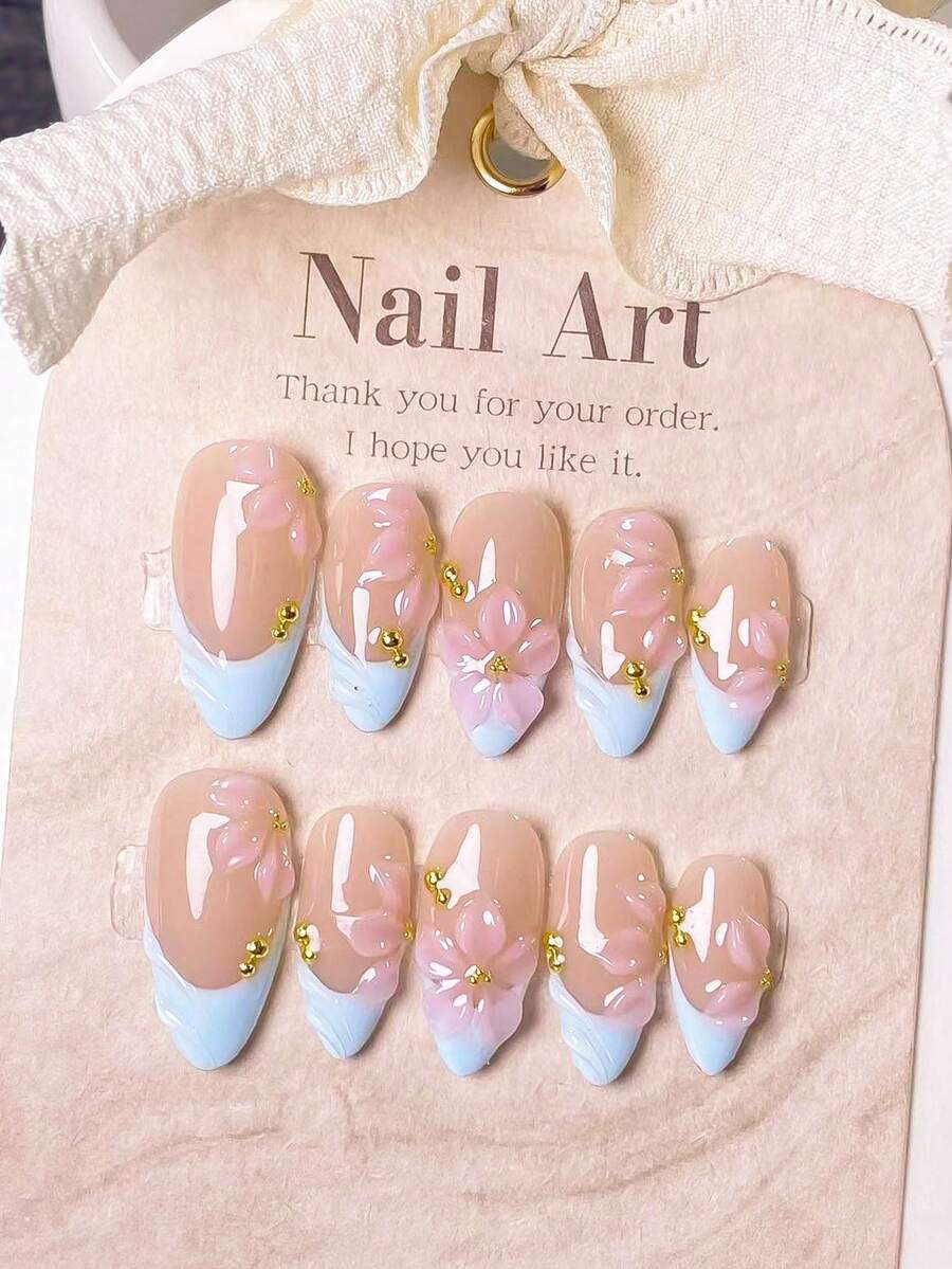 10片手工杏仁形美甲贴片,蓝色法式底色搭配粉色雕刻设计。手工绘制蓝色法式甲尖,手工打造粉色透明3D雕刻,并饰以金色珠子。优雅浪漫简约的美甲贴片,奢华性感,轻盈舒适。适合日常佩戴、约会、音乐会及商务休闲场合。是送给女性和女孩的理想礼物。 - 彩色 - 查看 1