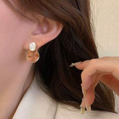 1 Đôi bông tai bất đối xứng phối màu tương phản, thiết kế hình học giọt dầu bất đối xứng, phong cách tổng thể tự nhiên nhưng tinh tế, phù hợp để đeo hàng ngày hoặc làm phụ kiện sang trọng để phối cùng trang phục.