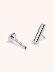 1 chiếc khuyên môi dạng đinh tán phẳng bằng thép không gỉ 16G, đính 3 viên đá CZ - Không gây dị ứng, có ren bên trong, thích hợp cho mùa hè và lễ hội. - Nhiều màu - Xem 8