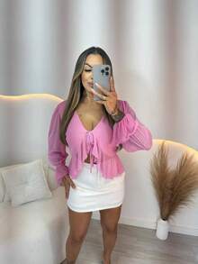Blusa Feminina Tule Transparente Manga Longa  Decote V Com Amarração Frente Babado Recortes Delicados Leve Fluida Elegante Sexy Casual Moda Feminina Cropped Tule Top Transparente Blusa Fashion Confortável Suave Toque Macio Look Noite Balada Festa Estilo Romântico Moderno Chic Versátil Roupa Feminina Verão Primavera Outono Roupas Leves Blusa Rosa Feminina Detalhe Tule Transparência Sutil Manga Solta Caimento Perfeito Ajuste Confortável Tecido Respirável Design Exclusivo Charmosa Delicada Sensual Sofisticada Roupa Dia a Dia Passeio Encontro Jantar Outfit Feminino Estiloso Jovem Atual Elegante Atemporal Moda Blusa Curta Babado Fluido Amarração Frontal Decote Profundo Feminina Linda Destaque Visual Look Completo Moda Urbana Casual Chic Fashionista Feminilidade Estilo Único - Rosa Bebê - Visão 2