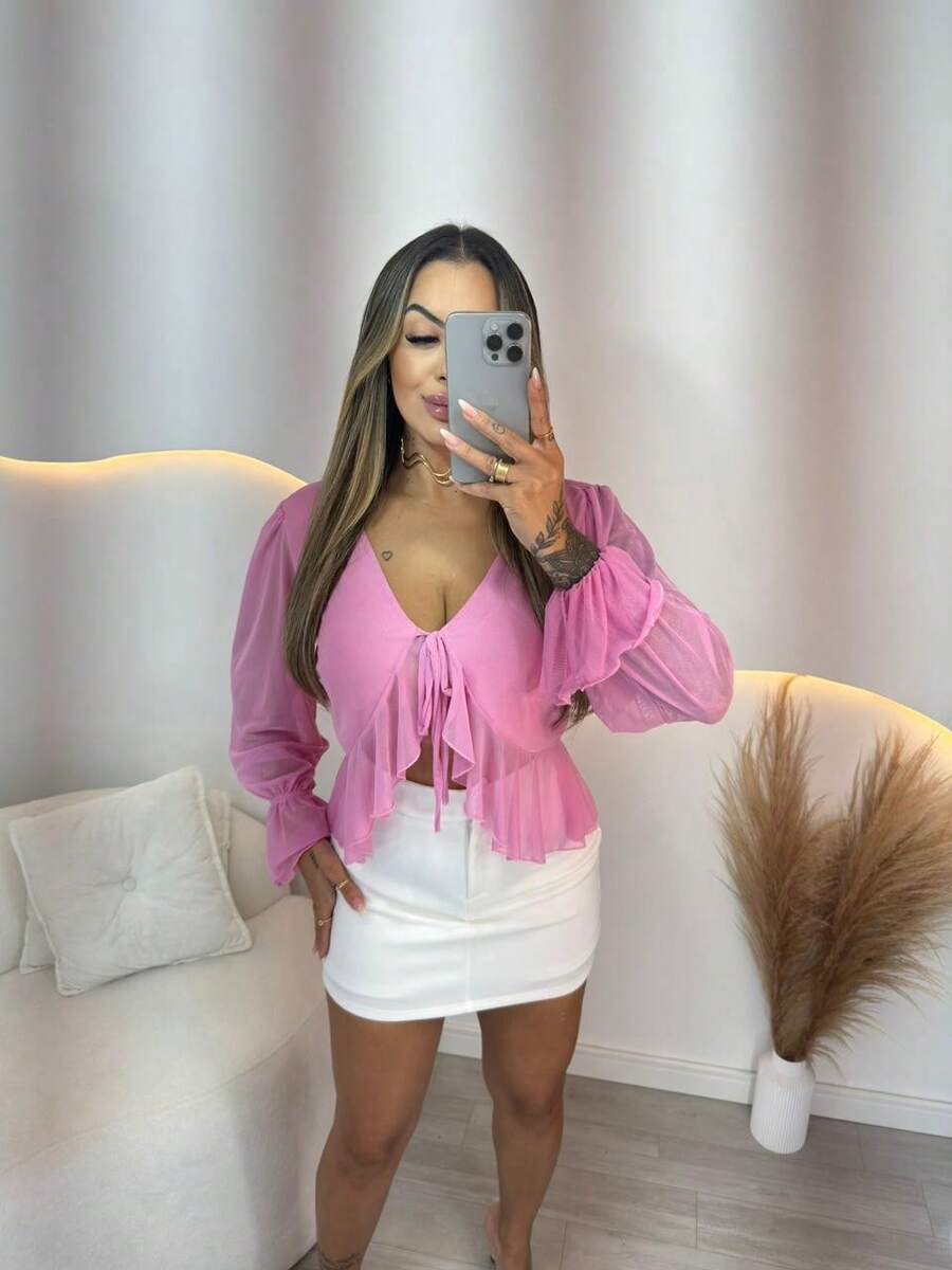 Blusa Feminina Tule Transparente Manga Longa  Decote V Com Amarração Frente Babado Recortes Delicados Leve Fluida Elegante Sexy Casual Moda Feminina Cropped Tule Top Transparente Blusa Fashion Confortável Suave Toque Macio Look Noite Balada Festa Estilo Romântico Moderno Chic Versátil Roupa Feminina Verão Primavera Outono Roupas Leves Blusa Rosa Feminina Detalhe Tule Transparência Sutil Manga Solta Caimento Perfeito Ajuste Confortável Tecido Respirável Design Exclusivo Charmosa Delicada Sensual Sofisticada Roupa Dia a Dia Passeio Encontro Jantar Outfit Feminino Estiloso Jovem Atual Elegante Atemporal Moda Blusa Curta Babado Fluido Amarração Frontal Decote Profundo Feminina Linda Destaque Visual Look Completo Moda Urbana Casual Chic Fashionista Feminilidade Estilo Único