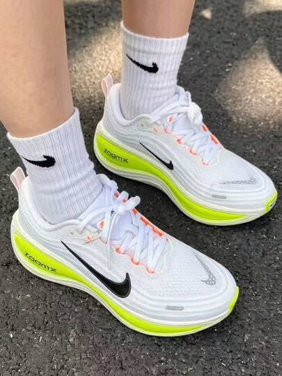  Giày chạy bộ Nike Vomero Plus Comfort Fit, dành cho nam, màu trắng.