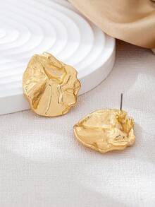 A Pair Of Geometric, Irregularly Pleated, Minimalist, Chic And Versatile Earrings That Are Suitable For Women's Daily Commutes, Banquets, Parties And As Gifts. - Yellow Gold - View 5