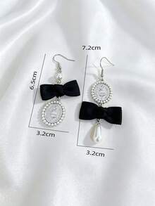 Un par de pendientes de moneda de bailarina vintage elegante para mujeres, con lazo negro y pendiente de perla falsa. Joyería Lolita linda, adecuada para bailes, fiestas, bodas y regalos de vacaciones. - Plateado - Ver 5