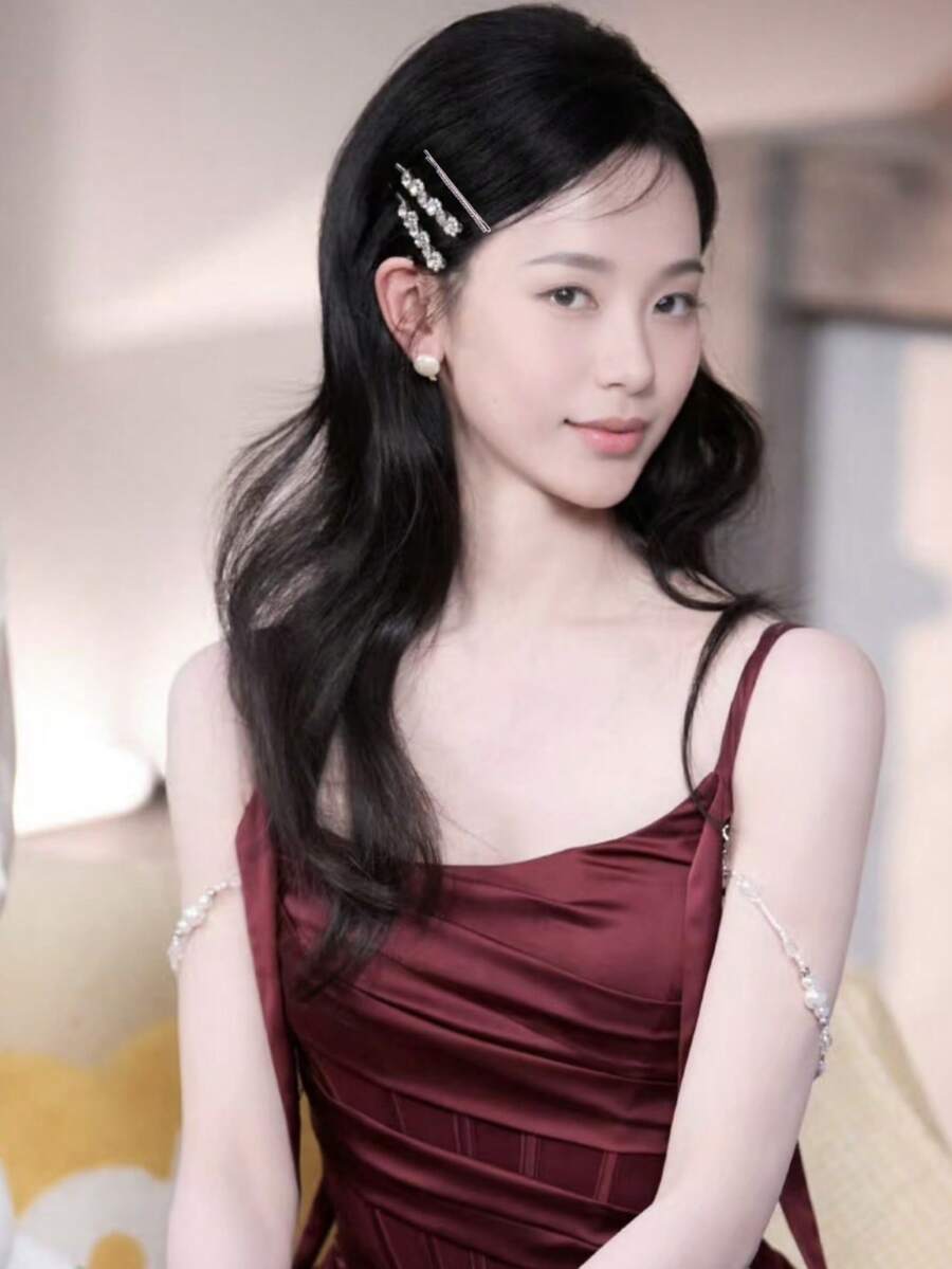 2个镶满水钻的闪亮水晶发夹，适合女性在海滩、音乐节、派对等场合佩戴。