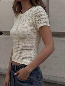 2026 Nuevo verano Camiseta de punto de unicolor con calado para mujer, ajuste ceñido, manga corta de ganchillo, estilo sexy de vacaciones en la playa, diseño de nicho, top de manga corta sexy de vacaciones #Vacaciones en la playa#Estilo sexy#Exterior - Beis - Ver 3