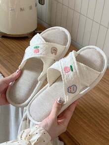 Pantuflas de lino para mujer, con diseños lindos de fresa, oso y conejo, de estilo dulce, planas, antideslizantes, con suela suave y cálida, adecuadas para uso en interiores, para niñas y estudiantes, en primavera, otoño e invierno - Blanco - Ver 3