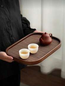 Esta elegante bandeja rectangular marrón presenta un diseño que combina texturas naturales con bordes suavemente redondeados. Versátil en su función, sirviendo como bandeja de café, plato de exhibición, acento decorativo, plato de verduras, tabla de quesos, plato de aperitivos. - Granate - Ver 4