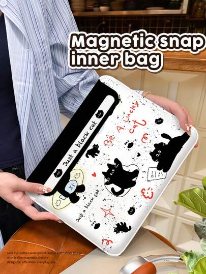 One Piece: Túi đựng laptop chống rơi bằng da PU với khóa từ tính hình mèo đen dễ thương và ngộ nghĩnh, tương thích với MacBook Pro 16 inch, Air 13 inch, Galaxy TAB S10 Ultra và Metabook 14 inch, 11 inch/13 inch, tiện lợi cho các chuyến công tác, có thể dùng làm tấm lót chuột/túi đựng đồ, là phụ kiện không thể thiếu cho công việc/học tập/du lịch.
