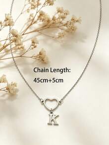 Un elegante y exquisito collar con colgante en forma de corazón con letras, con 26 letras (de la A a la Z) y un corazón calado. Este collar es adecuado para que las damas lo usen a diario. También es un regalo muy hermoso y es perfecto para dar a amigos durante festivales y reuniones. - Plateado - Ver 7