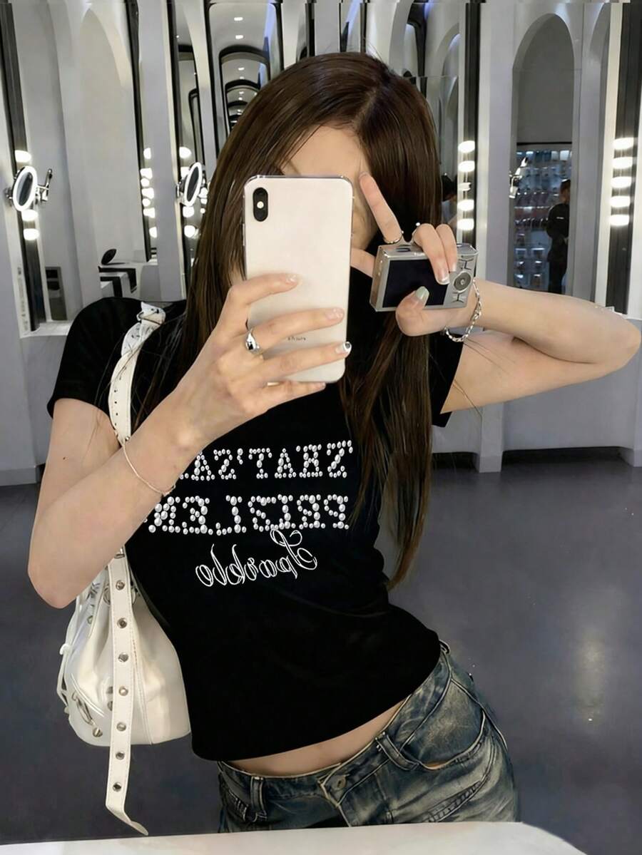 Camiseta de mujer de cuello redondo y manga corta, estilo americano "Babe", nueva impresión de letras de verano, top corto de ajuste ceñido de moda casual en color negro - Negro - Ver 1