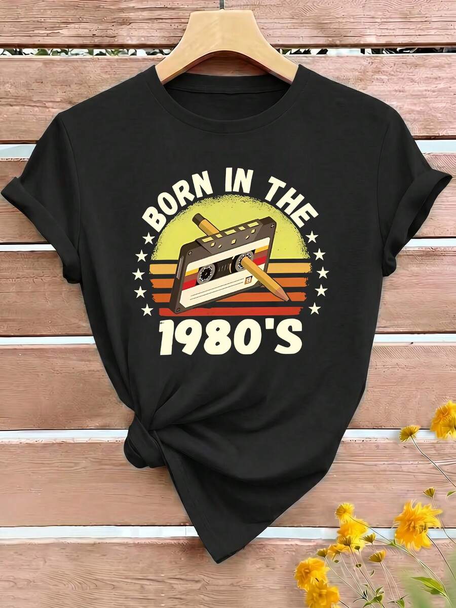 Áo thun nữ tay ngắn cổ tròn in họa tiết băng cassette và chữ cái phong cách retro thập niên 80, kiểu dáng thường ngày Mỹ, đa năng, thời trang mùa xuân hè, phù hợp mặc hàng ngày, đi lễ hội âm nhạc và mọi mùa. Áo thun cỡ lớn. Màu đen. - màu đen - Xem 1