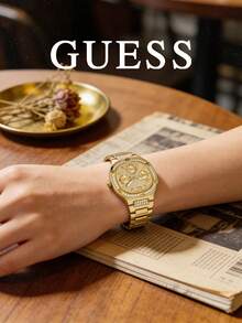 GUESS 奢华金钻闪耀腕表，标志性 G-Glow 系列酒桶形表壳，镶钻表盘和表圈，优质金色不锈钢表带，亲肤舒适，适合派对、社交、夜晚外出、周年纪念等场合，男女皆宜，尽显耀眼光彩，是馈赠亲友的佳品，防水，女士/男士腕表 - GW0558L2 - 金色 - 查看 3