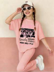 Chiếc áo thun cổ tròn màu đỏ hồng giản dị này được thiết kế đặc biệt dành cho trẻ lớn hơn. Áo có họa tiết in chữ hoạt hình sáng tạo, rất phù hợp cho bé gái và trẻ lớn hơn mặc. - Hồng - Xem 2