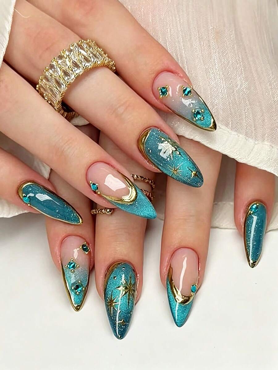 用这套美甲贴纸装点你的指甲！每套包含24张可爱的Y2K风格3D立体金色镶边蓝色星星月亮水钻法式杏仁形美甲贴纸。非常适合女孩和女士们在晚宴、派对、夜店和节日庆典上打造美甲造型。 - 彩色 - 查看 1