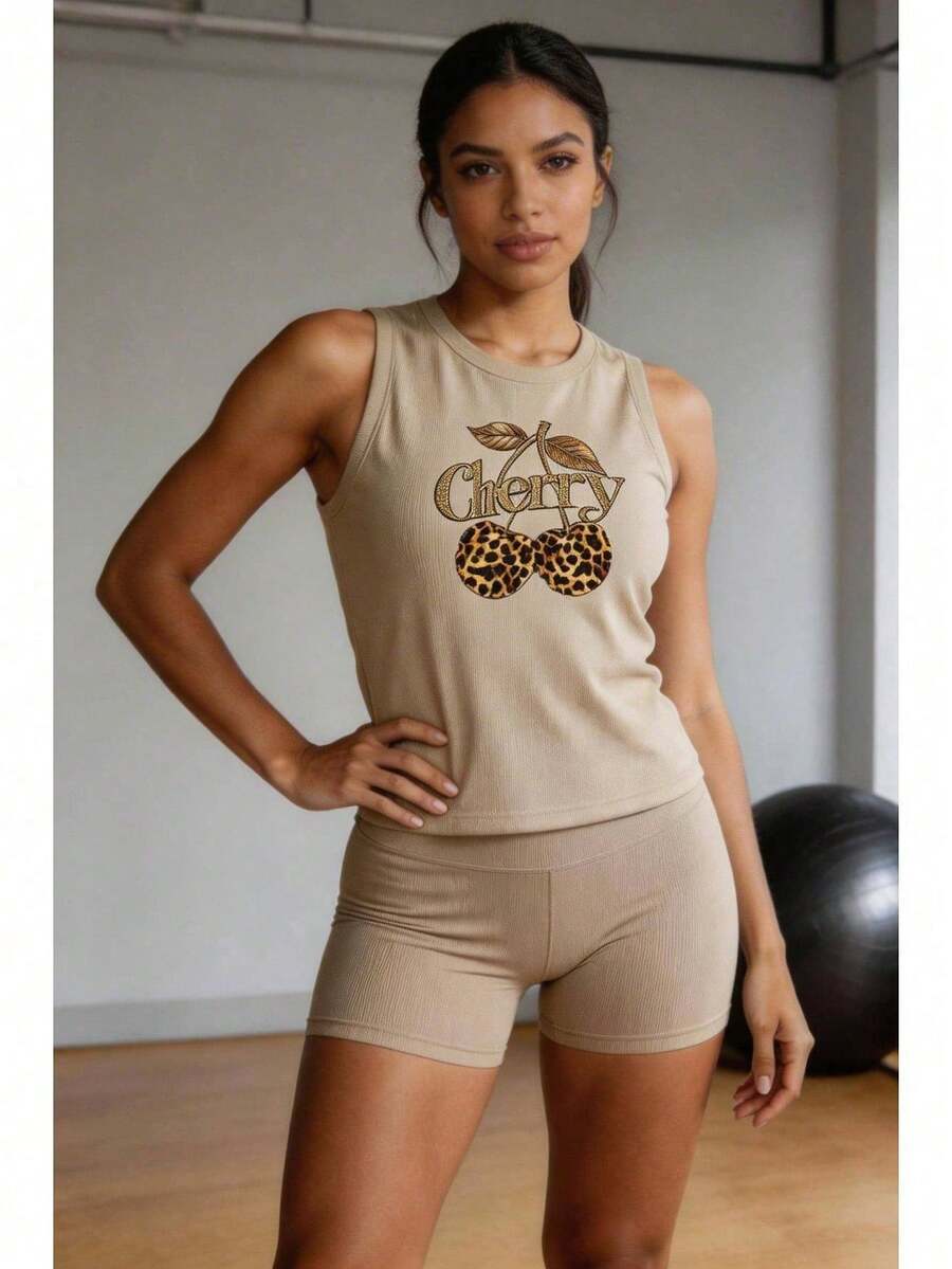 Conjunto para mujer deportivo casual con estampado de cereza animal print y letras, tela canalé elástica, corte semi entallado, primavera-verano, para gym/yoga, set de top sin mangas y short - Caqui - Ver 1
