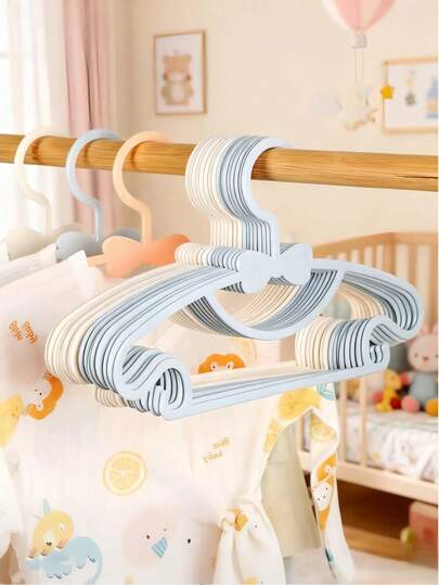 10 chiếc móc treo quần áo trẻ em, làm từ chất liệu nhựa nhẹ, thiết kế chống trượt, phù hợp để treo áo sơ mi, quần, váy và áo khoác trẻ em. Cấu trúc phẳng tiết kiệm không gian, thích hợp để cất giữ trong phòng ngủ, phòng giặt và tủ quần áo trẻ em. Móc treo đa năng dùng được cả khô và ướt, vật dụng gia đình thiết thực.