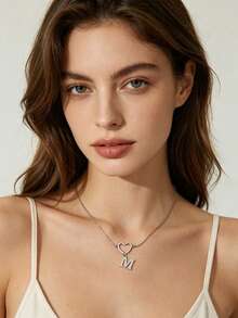 Un elegante y exquisito collar con colgante en forma de corazón con letras, con 26 letras (de la A a la Z) y un corazón calado. Este collar es adecuado para que las damas lo usen a diario. También es un regalo muy hermoso y es perfecto para dar a amigos durante festivales y reuniones. - Plateado - Ver 5