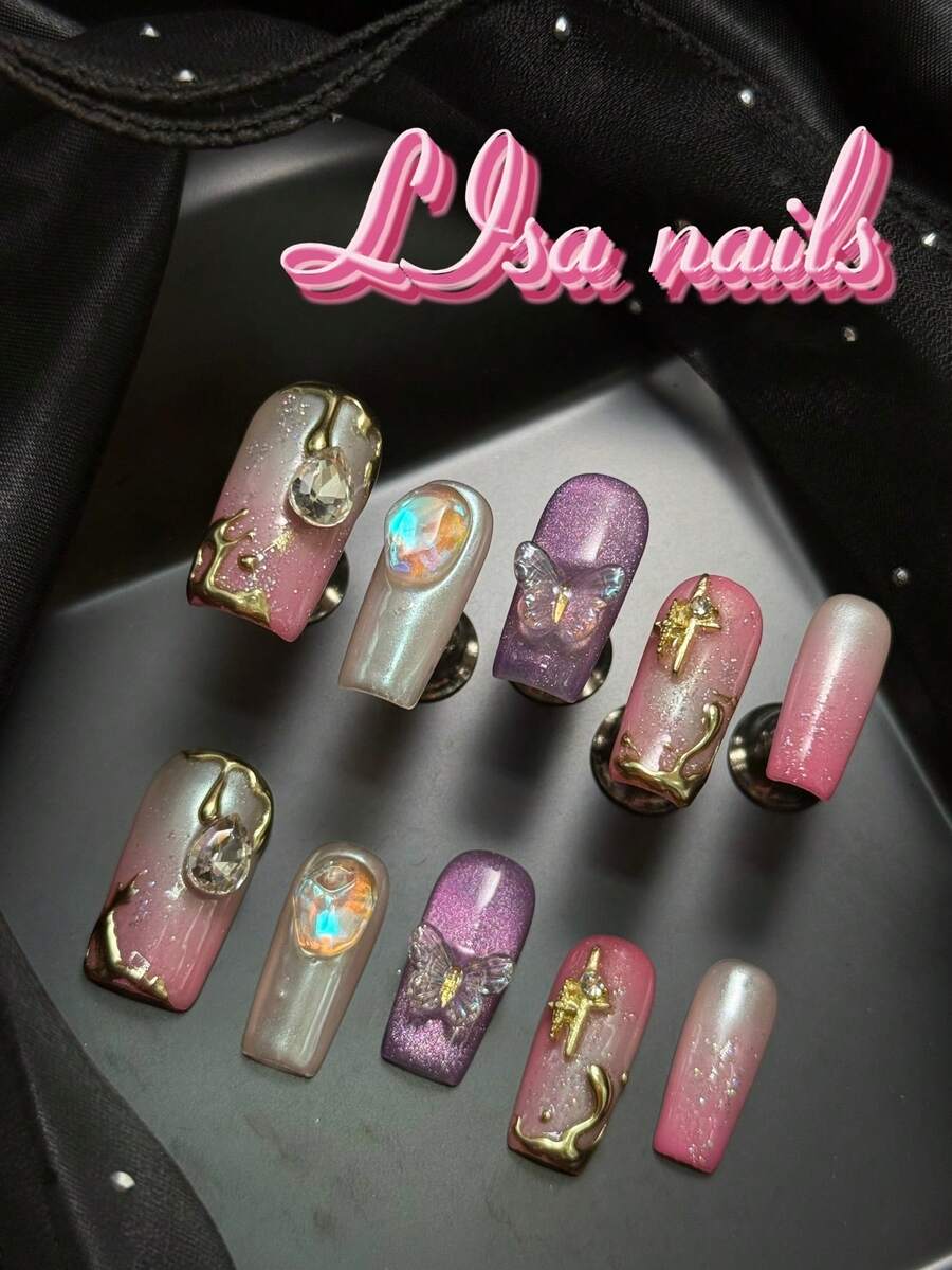 Bộ 10 móng tay giả vuông phủ kín hoàn toàn bằng acrylic, màu hồng dưa hấu, nhuộm tie-dye hồng dưa hấu & trắng, sử dụng vàng cho các họa tiết hình học bất đối xứng vẽ tay, kim tuyến bạc, bướm 3D trong suốt & đá quý hình bất đối xứng & kim cương giọt nước trong suốt & ngôi sao chữ thập và các phụ kiện móng khác.
