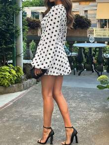 Đầm ngắn nữ kiểu vintage thanh lịch họa tiết chấm bi, cổ chữ V sâu, tay phồng, eo nhún, thích hợp cho mùa xuân và mùa thu. - Đen và trắng - Xem 4