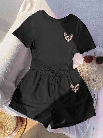 Bộ đồ thể thao màu đen dành cho nữ cỡ lớn, gồm áo in họa tiết da báo và trái tim, quần short cạp chun, tay dài, cổ tròn, chất liệu mềm mại, thích hợp mặc thường ngày.