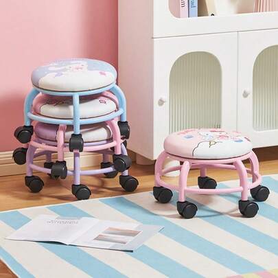  Un tabouret rond coulissant de la marque officielle et autorisée Sanrio, un petit fauteuil bas pour bureau et maison destiné aux tout-petits, un fauteuil pivotant pour personne paresseuse avec roulettes universelles, facile à déplacer. Le produit est fabriqué en matériaux de haute qualité : roues en caoutchouc, matériau en PU et acier inoxydable. Le produit est durable et de longue durée.