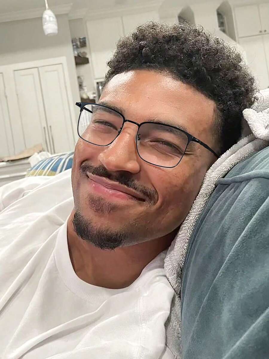 1副男士经典休闲方形眼镜框，轻巧金属细框，透明镜片，适合日常办公佩戴，附眼镜盒