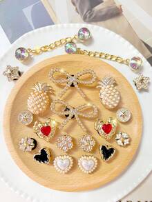 Conjunto de 20 acessórios com laços de strass dourados, pequenas correntes decorativas da série dourada, enfeites removíveis para sapatos, flores para sapatos DIY, modernos e elegantes, adequados para sandálias e chinelos perfurados, ideais para presentes de Natal. - Ouro - Ver 1