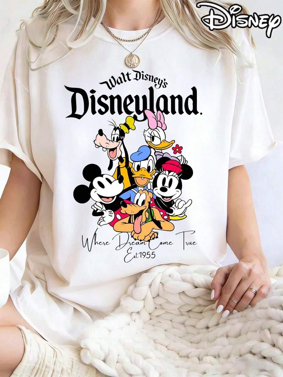 This Disney-Licensed Women's Summer Cotton T-Shirt Is A Disney 2026 Travel Souvenir. The Front Features Classic Disney Characters And Disneyland Logos, Perfect For Taking Photos At Disneyland, As A Travel Souvenir, For Everyday Casual Wear, Or For Matching Family Outfits. It Also Makes An Ideal Valentine's Day Gift For Friends And Family. Men's And Women's Clothing, New Spring Style, Comfortable And Skin-Friendly, Suitable For Outdoor Wear.