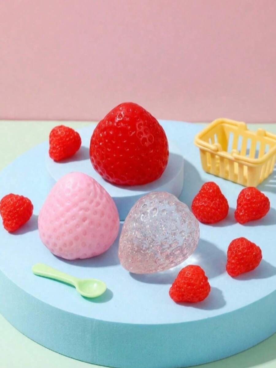 1个柔软舒适的慢回弹麦芽挤压玩具，外层柔软薄而粘稠，内里如奶油般丝滑，可挤压解压，适合圣诞节桌面装饰、办公室减压，是理想的礼物之选。