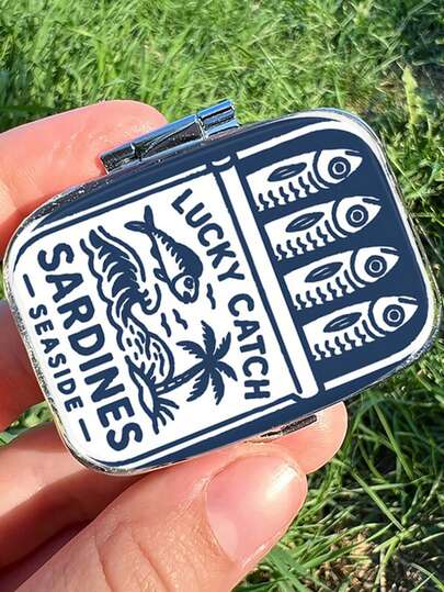 Hộp đựng thuốc hình vuông 2 ngăn kiểu cổ điển, chất liệu nhựa/kim loại, đa chức năng, có thể đựng vitamin, viên nang, trang sức, món quà tuyệt vời cho gia đình và bạn bè, kích thước nhỏ gọn, chống ẩm.