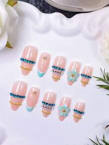 10 Stücke handgefertigte Mandel-Aufklebe-Nägel mit weißer Wellen-Französisch-Maniküre, blauen Strass und mintgrünem Schnitzdesign. Mit handbemalter weißer Basis im Wellen-Französisch-Stil und mintgrünem Farbverlauf mit handgeschnitzten Fünf-Blüten-Blumen - Lichtblau - Übersicht 5
