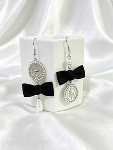 Un par de pendientes de moneda de bailarina vintage elegante para mujeres, con lazo negro y pendiente de perla falsa. Joyería Lolita linda, adecuada para bailes, fiestas, bodas y regalos de vacaciones. - Plateado - Ver 3