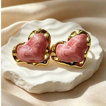 一对复古不锈钢粉色菱锰矿波浪心形耳钉，3D珐琅纹理设计，浪漫情人节礼物，适合送给女朋友，日常佩戴和约会皆宜。