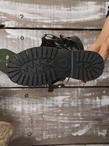 1 par de sandalias de gladiador con remaches, cierre de cremallera y anillo redondo de piel sintética de unicolor para mujer, ideales para vacaciones y verano - Negro 1 - Ver 7