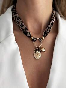 这款豹纹项链与图片中的款式相似，配有心形吊坠，适合日常佩戴或参加派对，是节日礼物的完美之选，展现独特迷人的珠宝魅力。 - 彩色 - 查看 2