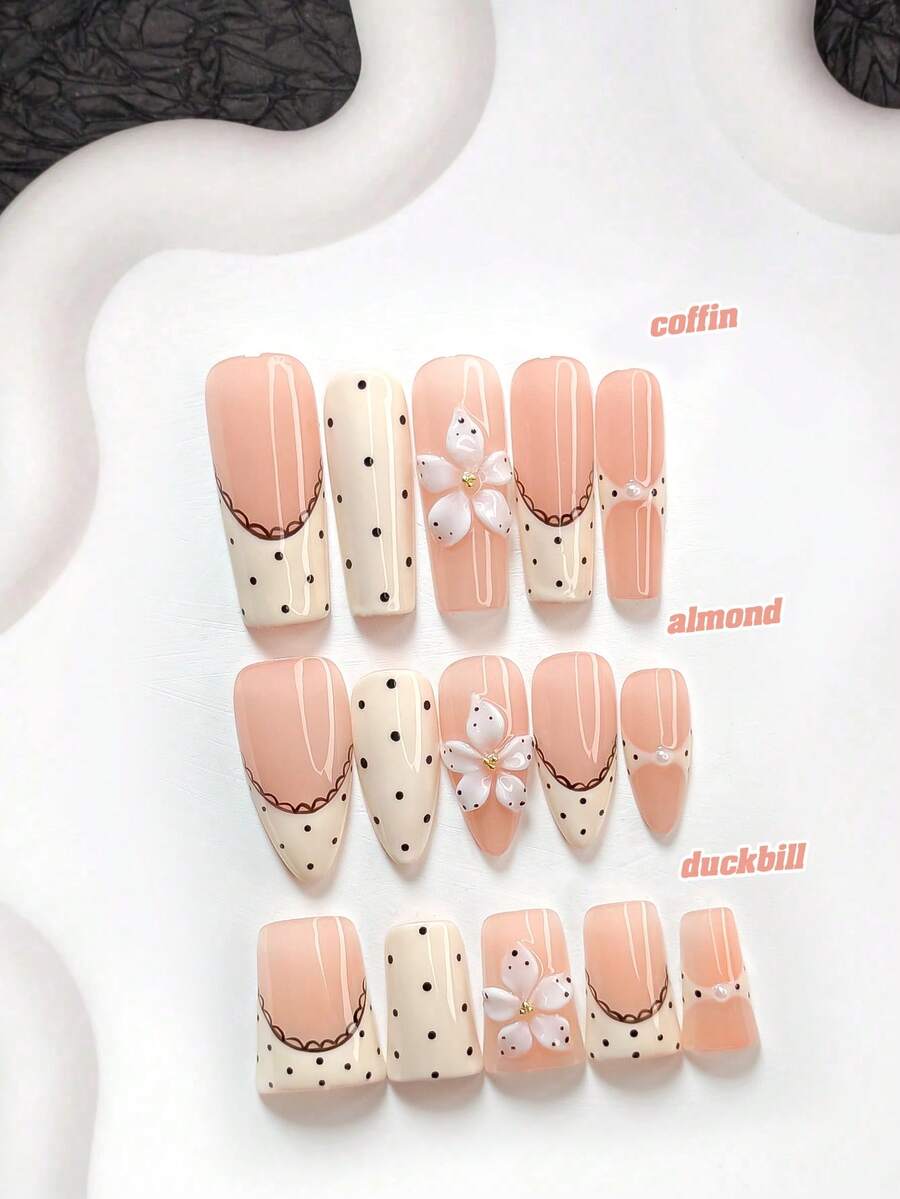 Bộ 10 món móng tay nghệ thuật kiểu ren Pháp thủ công, bộ móng gel, phụ kiện móng tay họa tiết hoa năm cánh chấm bi trắng thủ công, thiết kế móng tay viền ren đen, chấm bi đen vẽ tay, sơn móng tay màu vàng kem, kèm dụng cụ làm móng (1 tờ sticker gel + 1 dũa móng), 3 kích cỡ: móng hạnh nhân, móng vịt, móng quan tài. Bộ móng phù hợp cho hẹn hò, du lịch, đi làm và sử dụng hàng ngày. - Nhiều màu - Xem 1