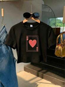 Women's Boxy Fit Cropped Graphic T-Shirt|Y2K - Style Women'S Crop T - Shirt/ "Queen Of Hearts Card Design" Playful - Themed Graphic Print/ & Retro - Inspired/ Y2K - Inspired/ Breathable Tee Women's Boxy Fit Cropped Graphic T-Shirt ,90s Y2K Cropped Graphic Tee For Women,Women's Cropped Graphic Print T-Shirt| Crew Neck Short Sleeve Boxy Fit Casual Cotton Tee| Streetwear Top Short Women T-Shirts - 黑色 - 查看 9