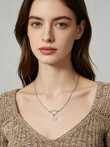 Un elegante y exquisito collar con colgante en forma de corazón con letras, con 26 letras (de la A a la Z) y un corazón calado. Este collar es adecuado para que las damas lo usen a diario. También es un regalo muy hermoso y es perfecto para dar a amigos durante festivales y reuniones. - Plateado - Ver 2